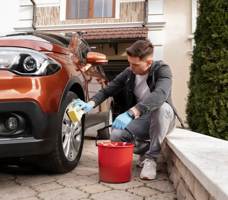 Lavage auto à domicile Bourg-Lastic : professionnel intervenant sur un véhicule